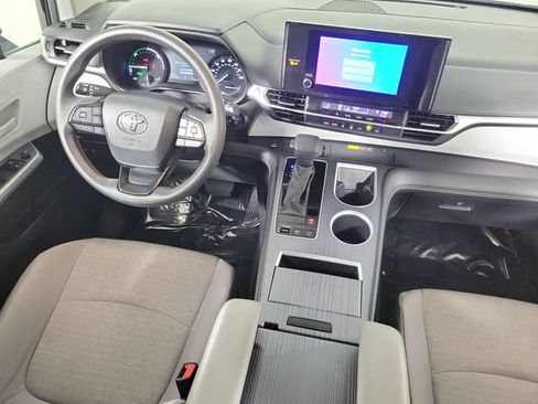 Used 2025 Toyota Sienna LE FWD image 15