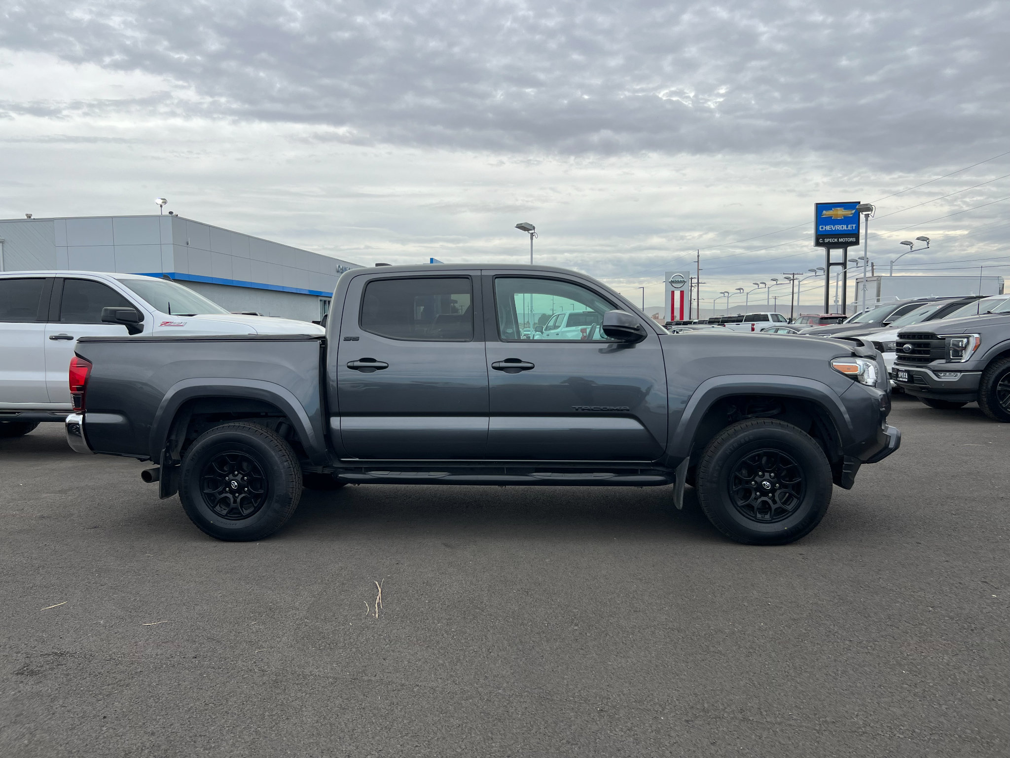 Used 2020 Toyota Tacoma SR5 AWD/4WD image 4
