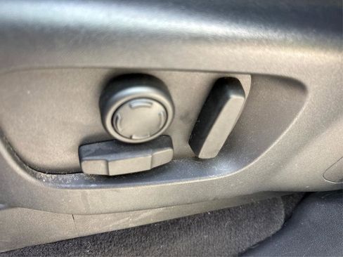 Used 2017 Land Rover Discovery SE image 21