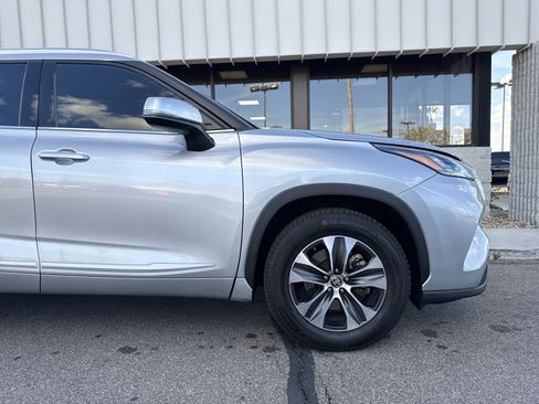 Used 2020 Toyota Highlander XLE image 23