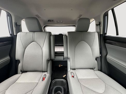 Used 2023 Toyota Highlander Limited FWD image 13