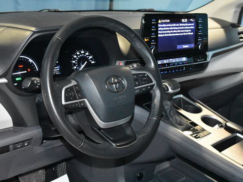 Used 2024 Toyota Sienna XLE FWD image 2