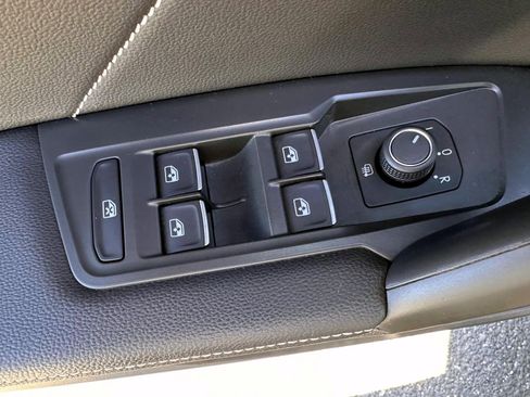 Used 2024 Volkswagen Tiguan SE w/ Panoramic Sunroof Package AWD/4WD image 9