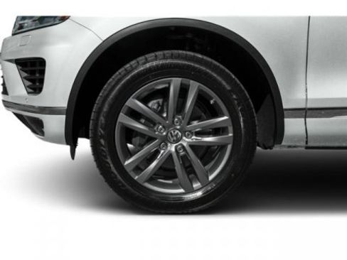 Used 2015 Volkswagen Touareg Lux image 12