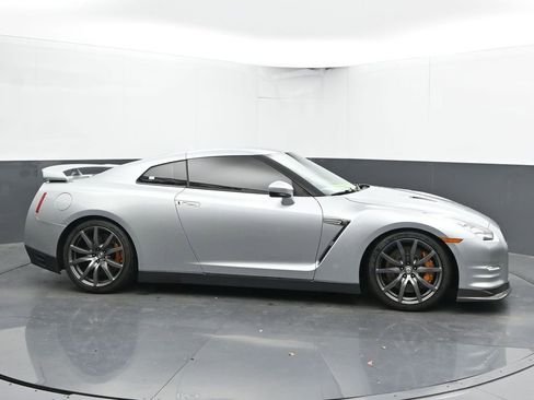 Used 2012 Nissan GT-R Premium image 11