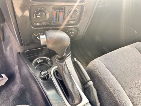 Used 2005 GMC Envoy XL SLE image 15