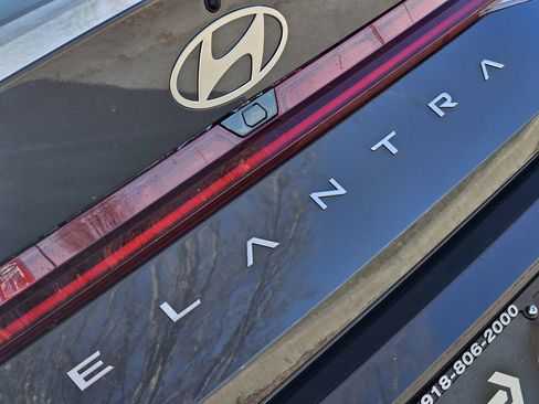 New 2025 Hyundai Elantra Limited FWD image 11