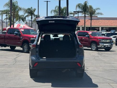 Used 2023 Toyota Highlander XLE FWD image 6