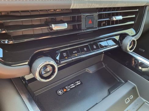 New 2025 Chevrolet Suburban Premier image 34