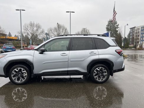 Used 2025 Subaru Forester Premium image 2