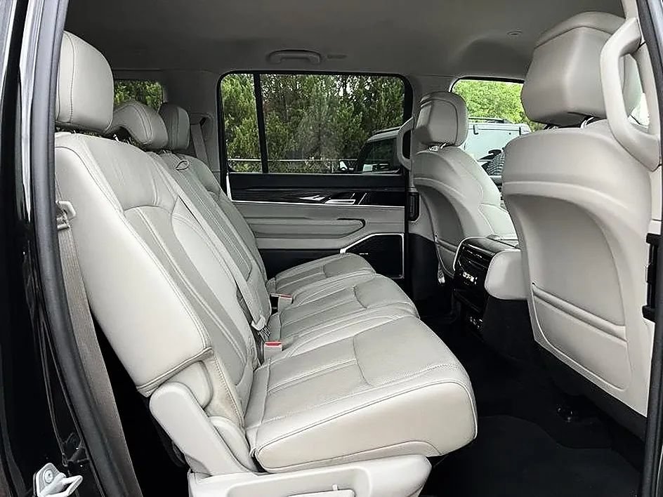 Used 2022 Jeep Wagoneer Series II AWD/4WD image 43