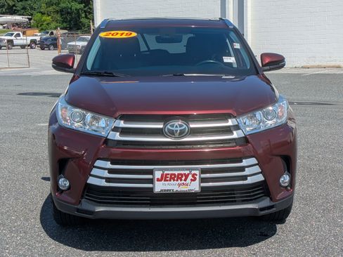 Used 2019 Toyota Highlander XLE AWD/4WD image 2