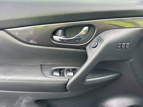 Used 2018 Nissan Rogue SV w/ Premium Package image 12