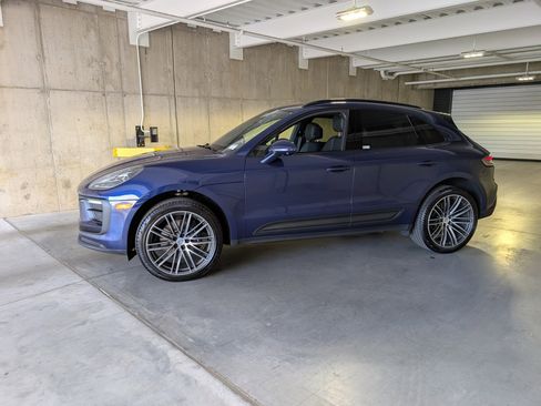Used 2025 Porsche Macan image 2