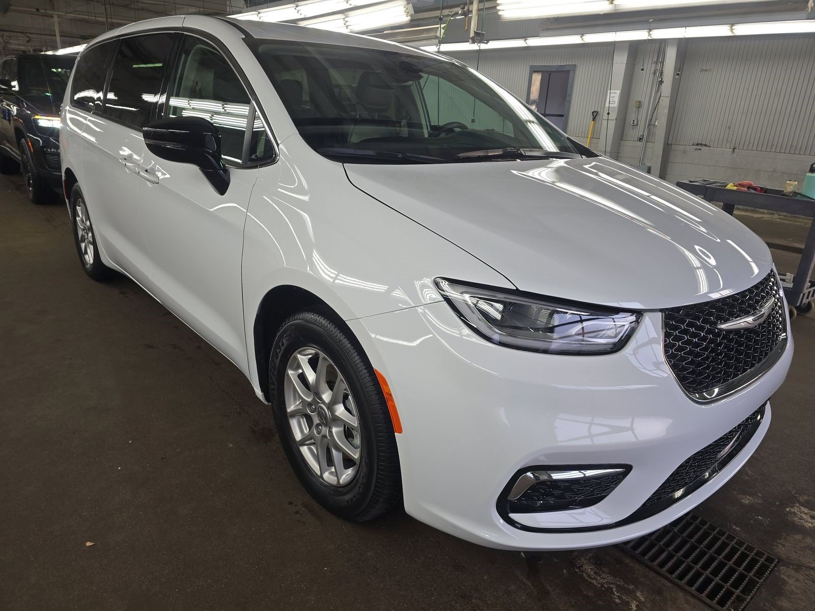 Used 2024 Chrysler Pacifica Touring-L FWD image 2