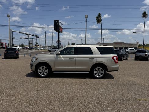 Used 2018 Ford Expedition XLT w/ Equipment Group 202A RWD image 2