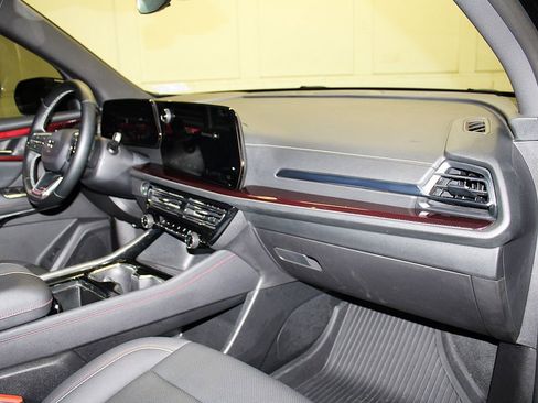 Used 2025 Chevrolet Traverse Z71 w/ LPO, Floor Liner Package AWD/4WD image 31