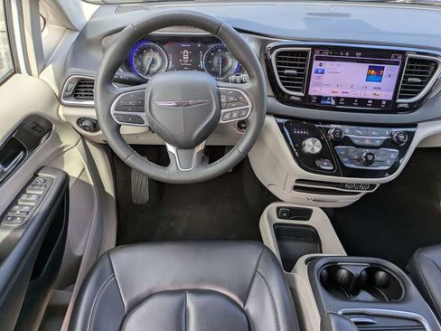 Used 2023 Chrysler Pacifica Touring-L FWD image 19