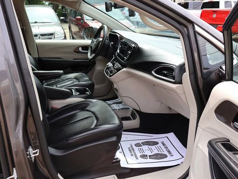 Used 2021 Chrysler Voyager Lxi FWD image 26