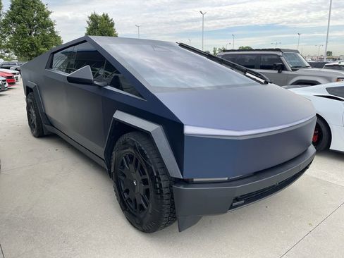 Used 2024 Tesla Cybertruck AWD Crew Cab image 14
