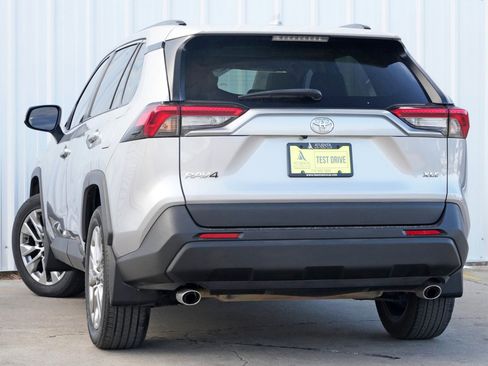 Used 2022 Toyota RAV4 XLE Premium image 5