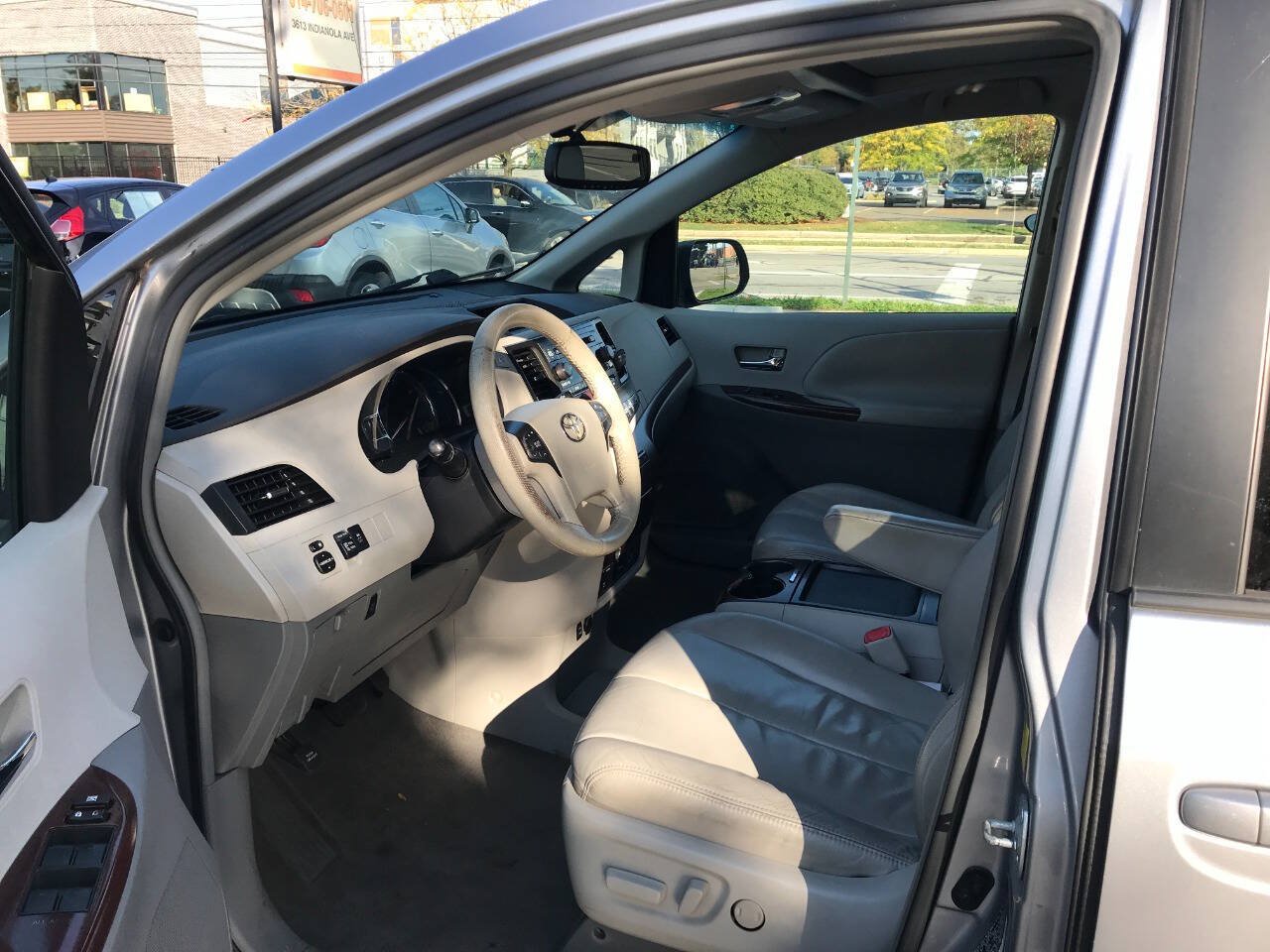Used 2011 Toyota Sienna XLE w/ Entertainment Pkg FWD image 9