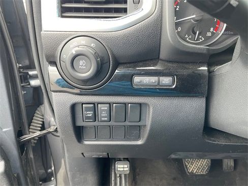 Used 2020 Nissan Titan SL image 29