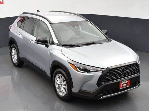 Used 2025 Toyota Corolla Cross LE AWD/4WD image 21