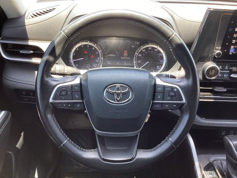 Used 2023 Toyota Highlander LE FWD image 17