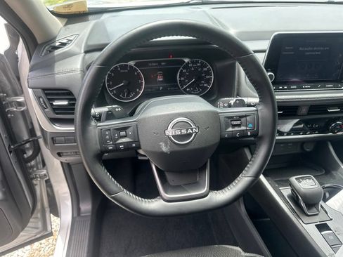 Used 2025 Nissan Rogue SV FWD image 17