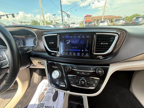 Used 2017 Chrysler Pacifica Touring-L Plus FWD image 25