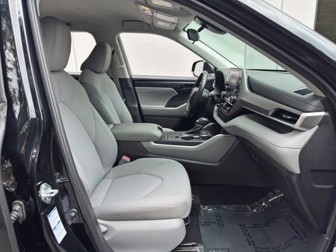 Used 2021 Toyota Highlander LE AWD/4WD image 14
