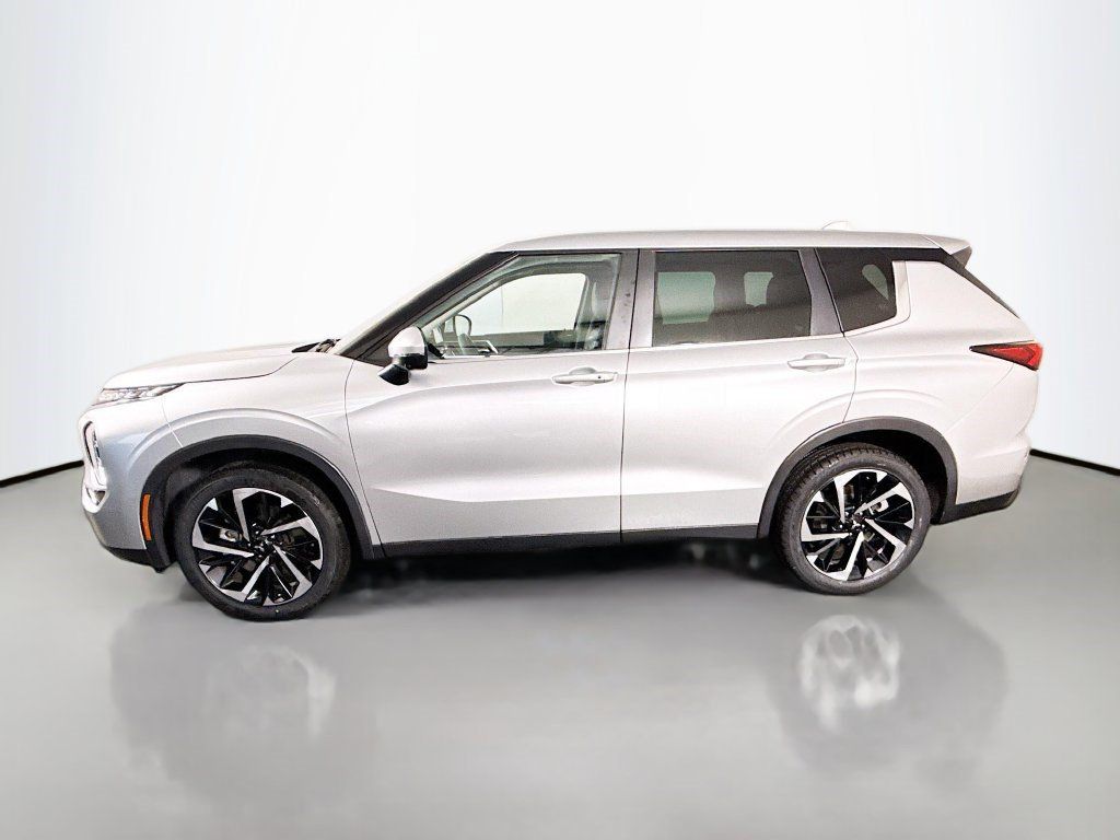 Used 2023 Mitsubishi Outlander SE FWD image 6