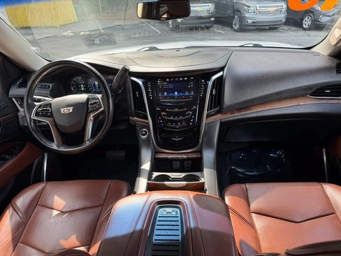 Used 2018 Cadillac Escalade ESV Luxury RWD image 25