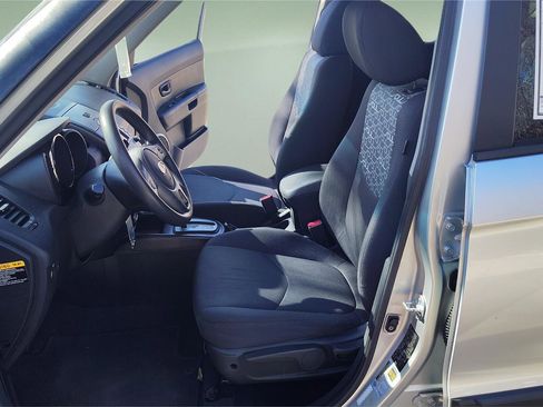 Used 2010 Kia Soul + image 12