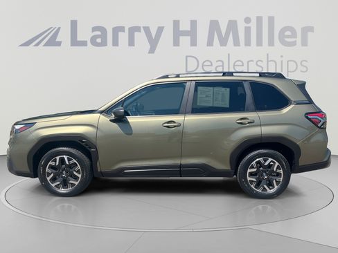 Certified 2025 Subaru Forester Premium AWD/4WD image 2