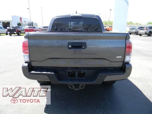 Used 2022 Toyota Tacoma TRD Sport w/ Technology Package AWD/4WD image 3