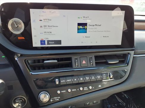 Used 2025 Lexus ES 300h w/ Premium Package image 17