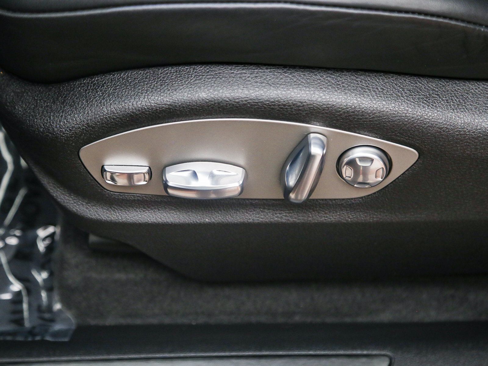 Certified 2026 Porsche Macan Turbo AWD/4WD image 18
