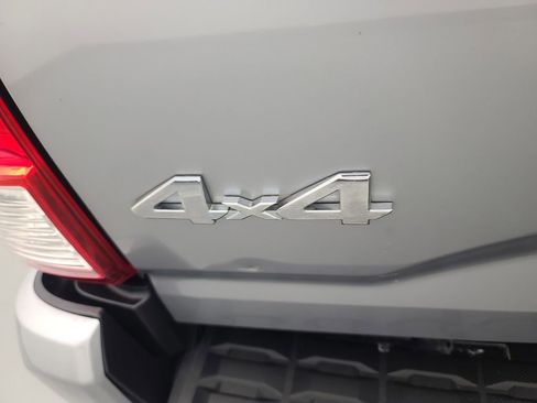 Used 2016 Toyota Tacoma SR image 12