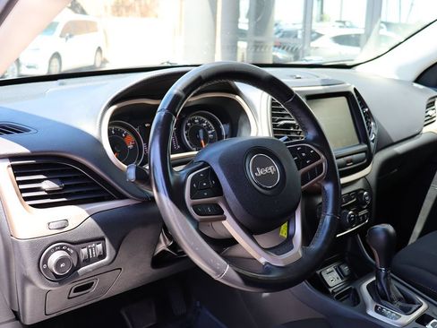 Used 2017 Jeep Cherokee Latitude FWD image 39