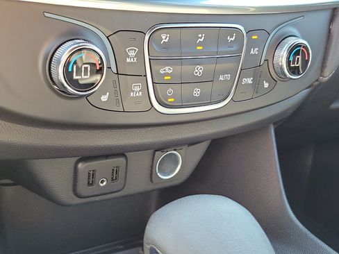 Used 2023 Chevrolet Traverse LT FWD image 28