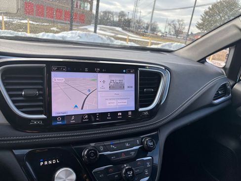 Used 2025 Chrysler Pacifica Limited image 37