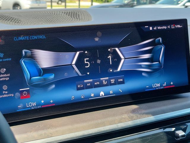 Used 2025 BMW X7 M60i AWD/4WD image 32