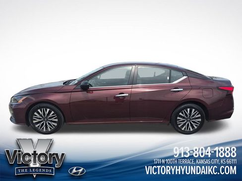 Used 2025 Nissan Altima 2.5 SV FWD image 2