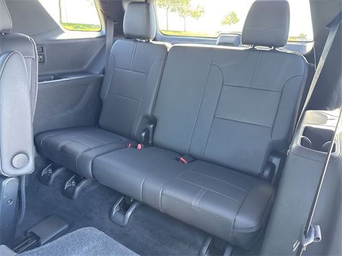 Used 2023 Chevrolet Traverse RS image 29