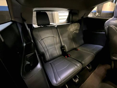 Used 2018 Buick Enclave Essence AWD/4WD image 17