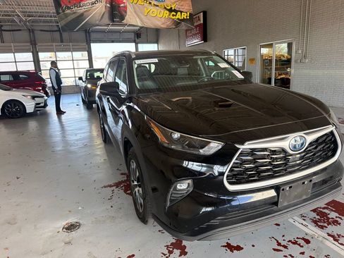 Used 2023 Toyota Highlander XLE FWD image 3