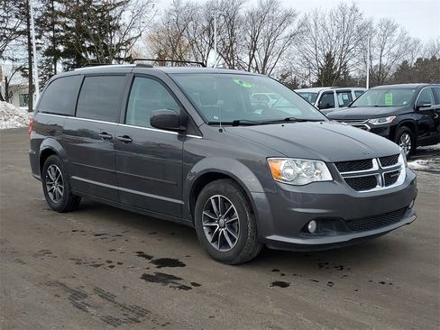 Used 2017 Dodge Grand Caravan SXT image 2