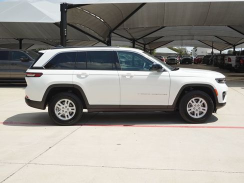 Used 2025 Jeep Grand Cherokee Laredo AWD/4WD image 6